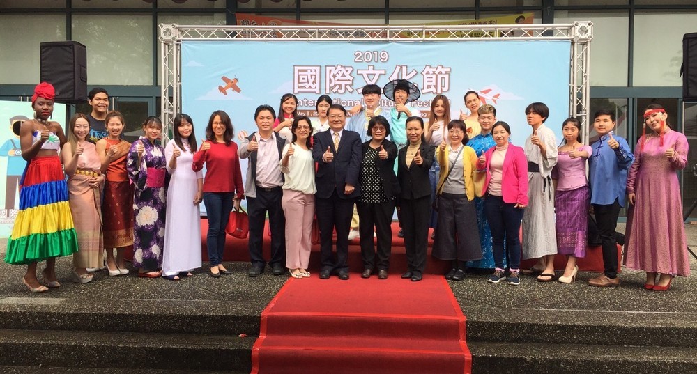 各國學生走秀代表與師長貴賓大合照圖片