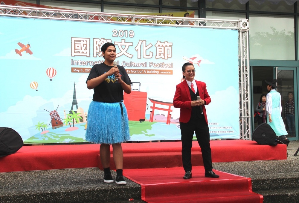 帛琉學生與本校應英系學生共同主持2019國際文化節圖片