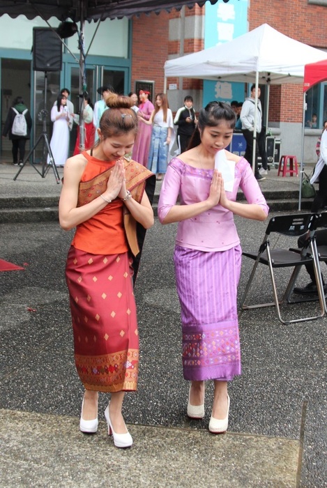 國際學生傳統服裝走秀表演圖片