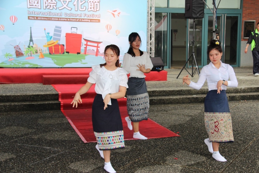 寮國學生穿著傳統服飾舞蹈表演圖片
