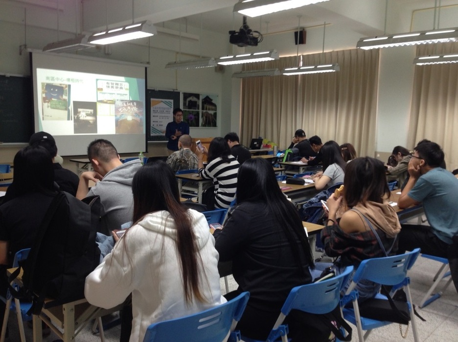 學生聆聽演講。圖片