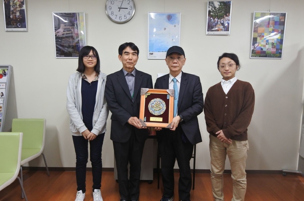 2019-1025 FR 埼玉県さいた市. 開南大学日本交流代表拜會日本姉妹校国立埼玉大学国際室致贈該校創校70周年紀念匾額並訪視一年期留日生許〇〇同學。圖片