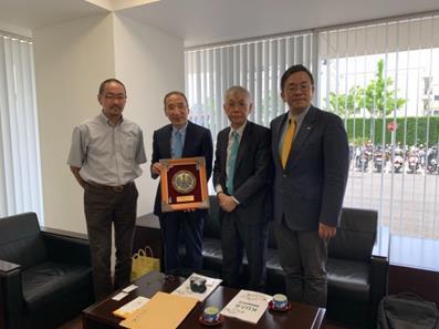 拜訪日本姉妹校京都先端科学大学,並贈送學校改名紀念匾額圖片