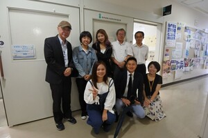 訪視日本姊妹校國立愛媛大學留日生劉〇柔・林〇加・陳〇沂同學並聽取該校國際長陳教授・楢林教授・近廣准教授等人希望開南畢業生, 能就讀該校日本文科省指定就業碩士專班, 取得學位後在當地就業事宜。圖片