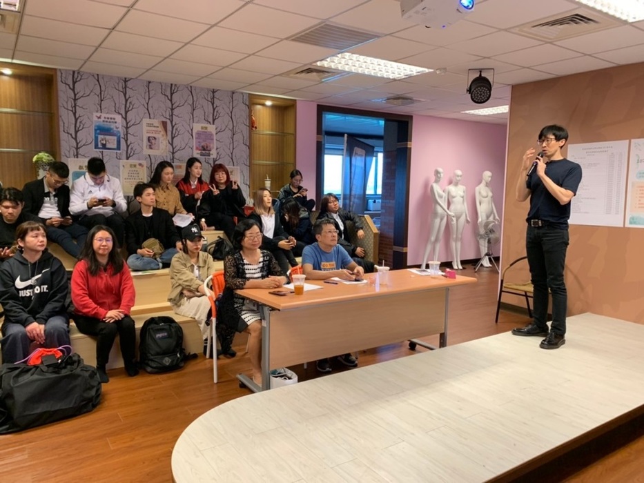 會議主席嚴文位主任說明今日流程與議案。圖片