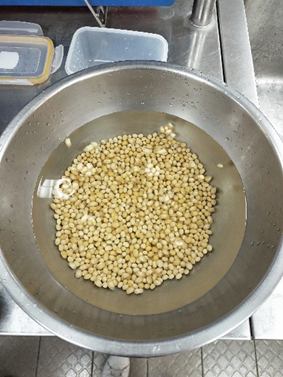 將黃豆泡水1小時圖片