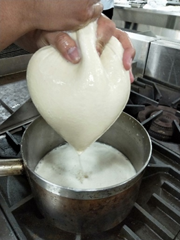 用過濾袋過濾豆渣圖片
