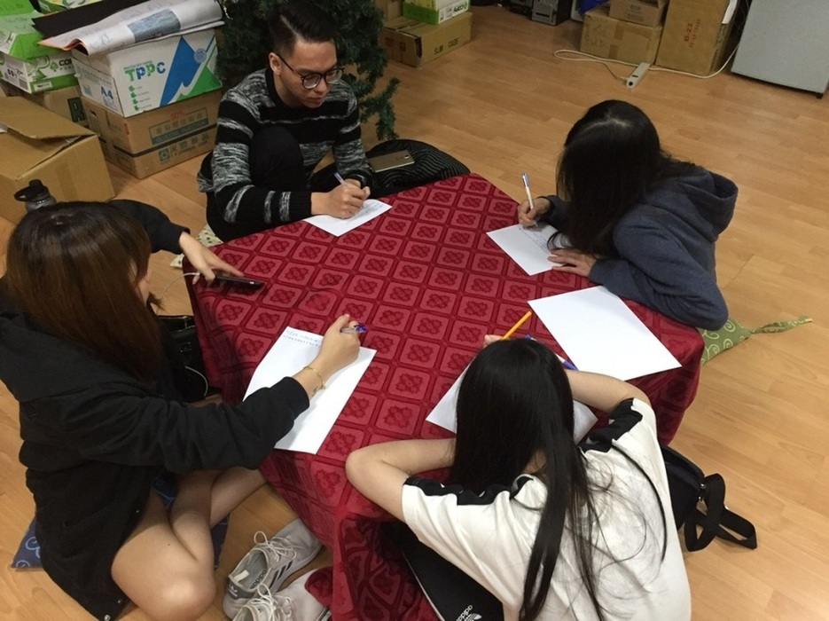 成員進行靜心與自由書寫圖片
