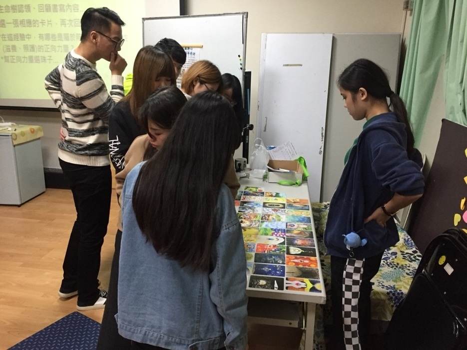 成員挑選悲傷療癒卡以連結手作內容圖片