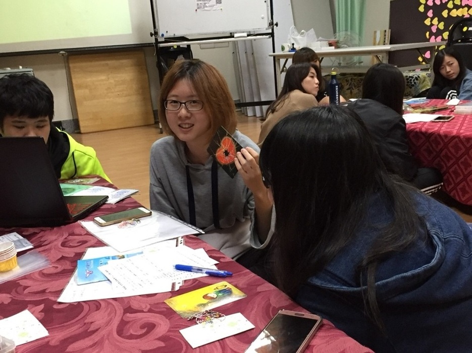成員於小團體中進行作品分享圖片