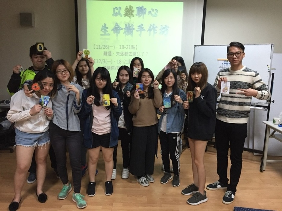 成員和生命樹完成品、心靈圖卡合照圖片