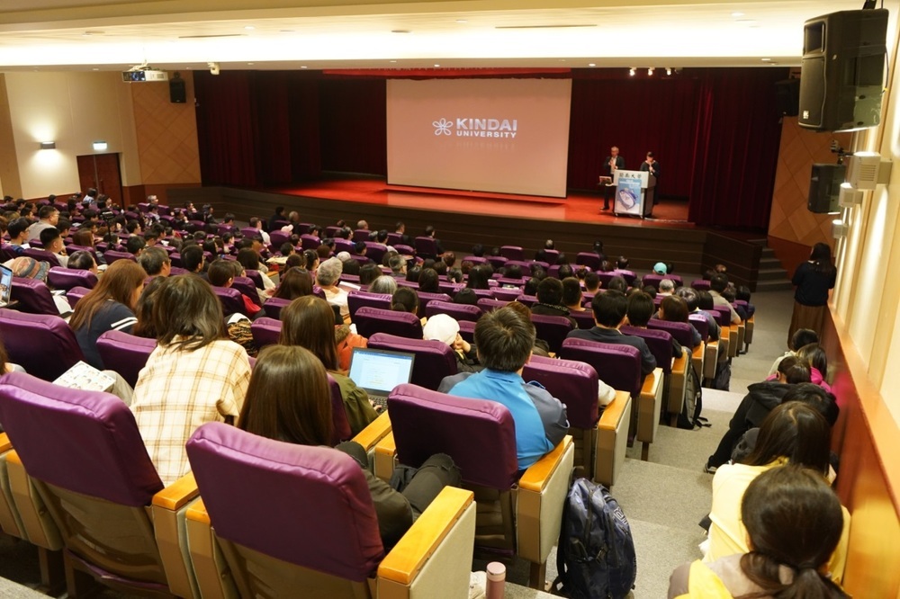南大學教職員、學生們聆聽演講。圖片