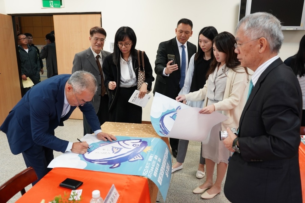 世耕石弘總務部長簽名會。圖片