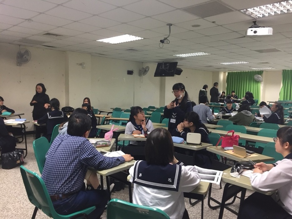 老師指導各組的上課情形圖片