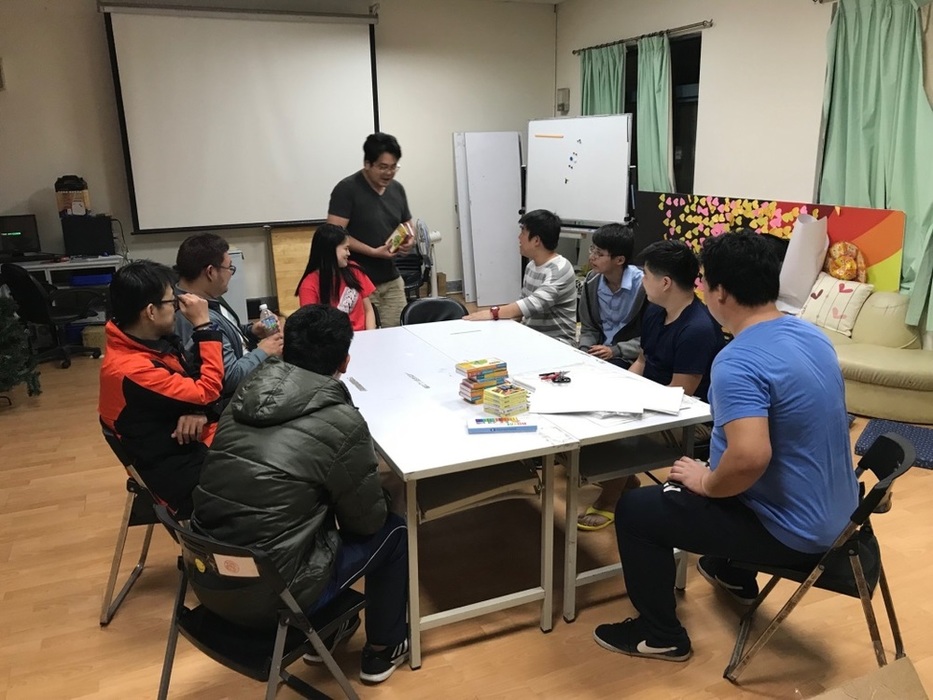 講師與成員說明工作坊進行方式圖片