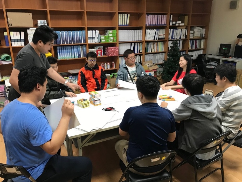 講師向成員介紹活動藝術媒材圖片
