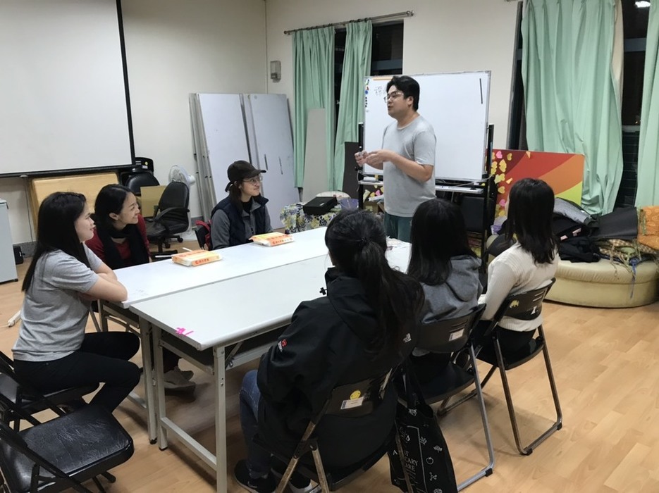 講師與成員說明工作坊進行方式圖片