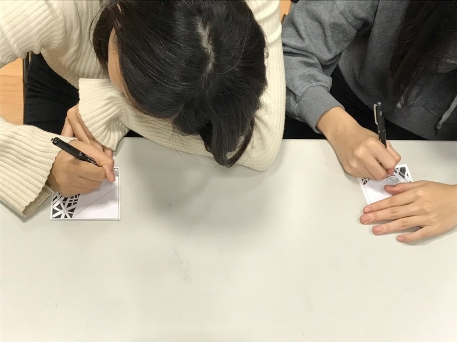 成員進行手作禪繞畫圖片