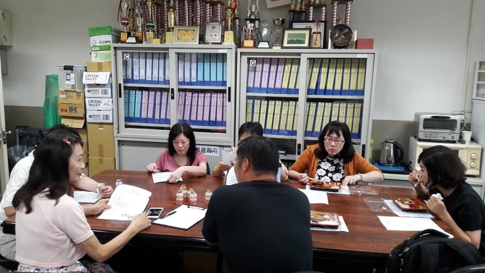 委員針對課程學分認抵事宜提出建議。圖片