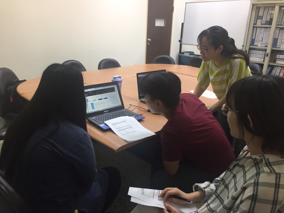 r page維護人員 教導本處成員與主任學習後台操作。圖片