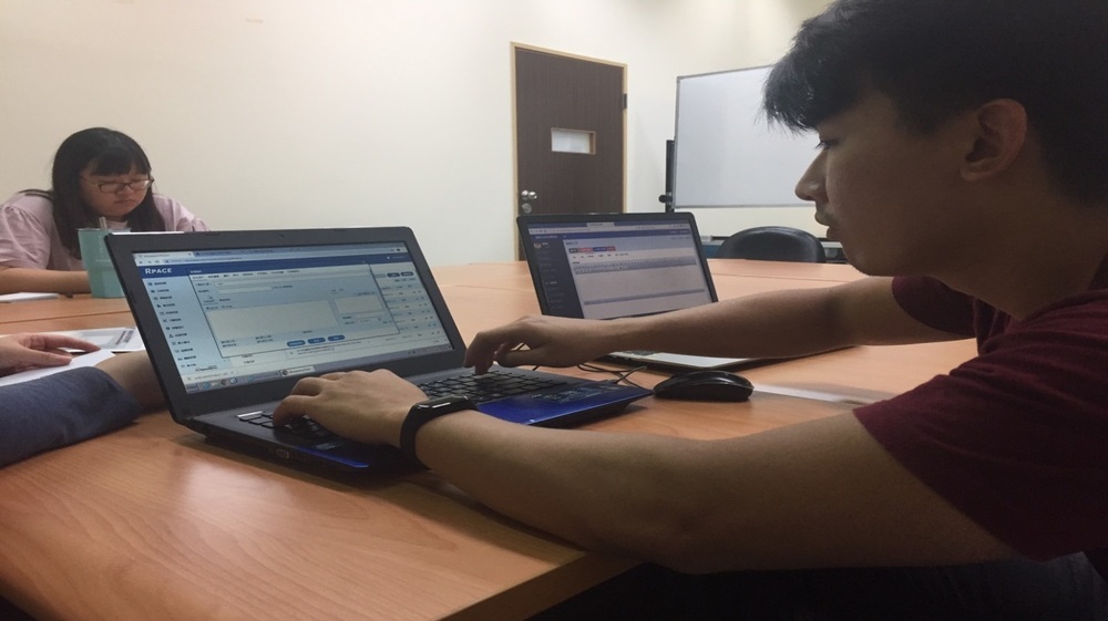 r page維護人員示範給本處成員如何操作新版r page。圖片